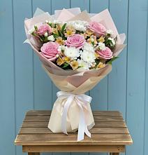 Букет цветов из:  Гвоздики, Орхидеи и Розы в Молодежном