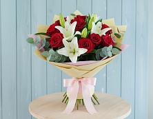 Букет цветов из:  Лилии и Розы в Молодежном