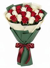 Букет Микс из красных и белых роз в Молодежном