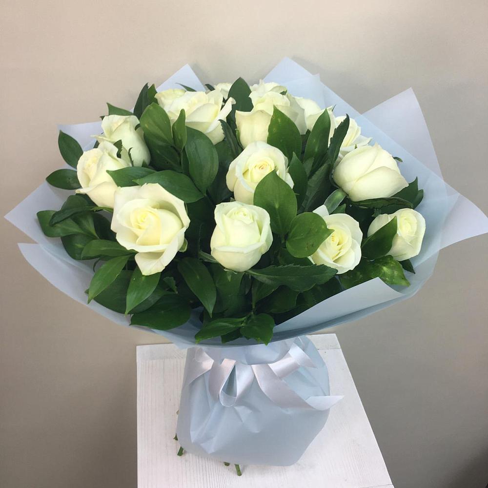 Букет 15 Белых роз Проуд в Молодежном