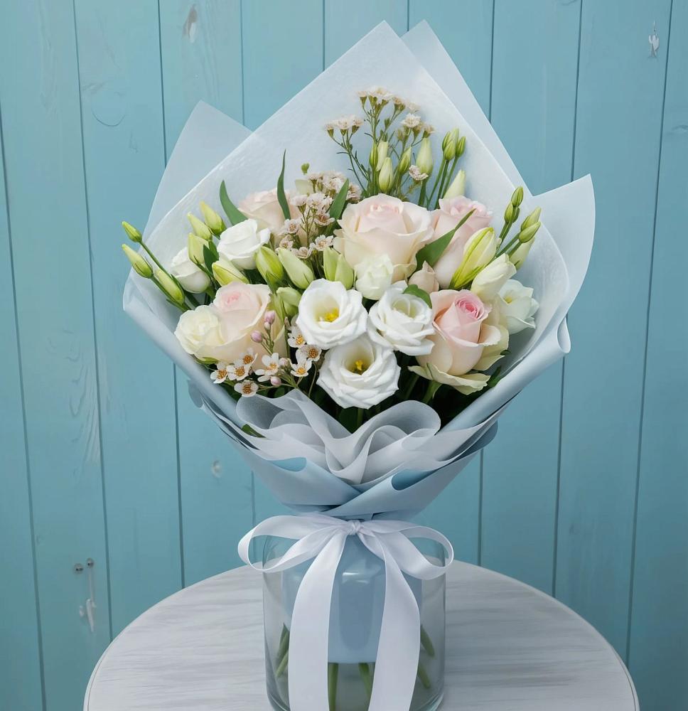 Букет цветов из: Розы и Лизиантусы в Молодежном