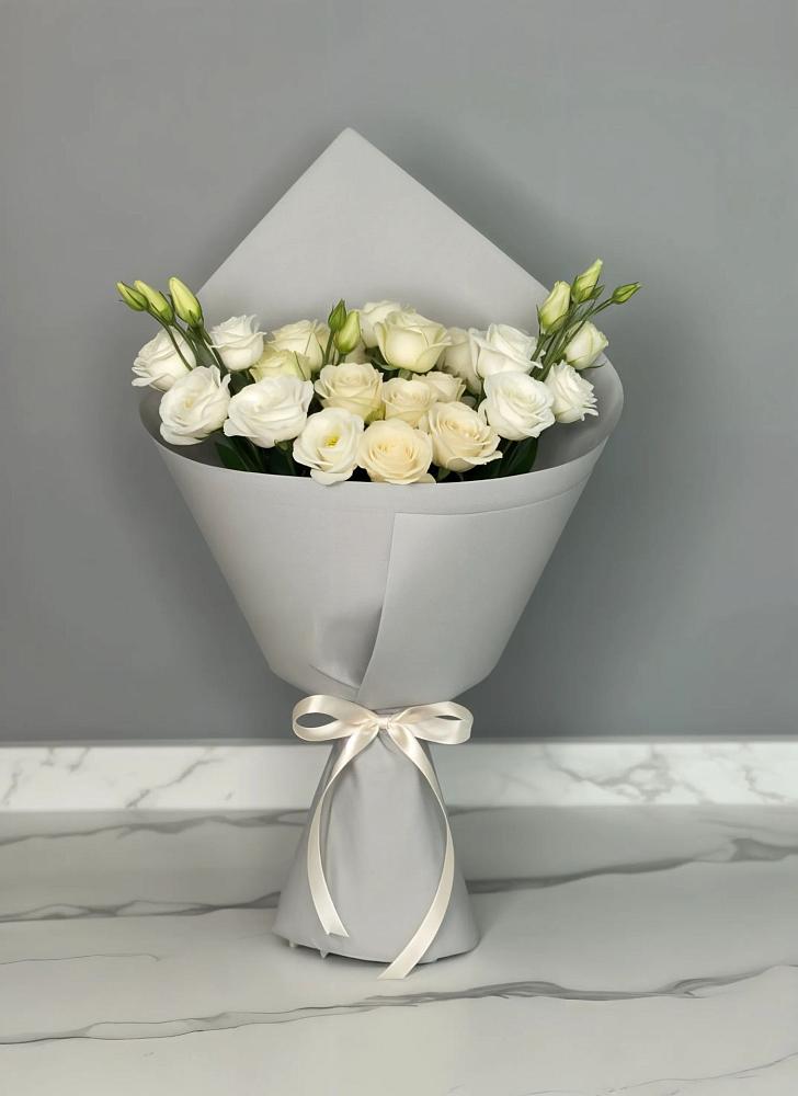 Букет цветов из: Розы и Лизиантусы в Молодежном