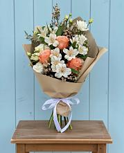 Букет цветов из:  Альстромерии, Лизиантусы, Розы и Хризантемы в Молодежном