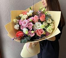 Букет цветов из:  Розы, Лизиантусы и Гвоздики #REPLACE_PRED# Молодежном