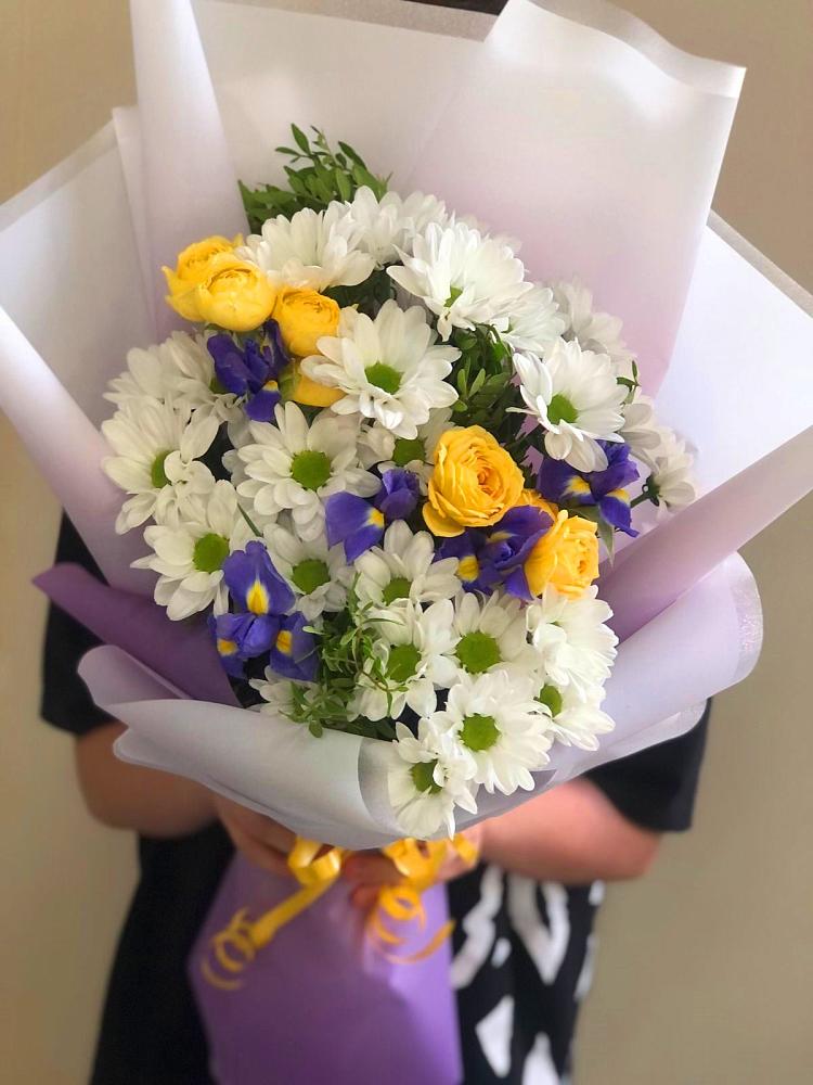 Букет цветов из: Ирисы, Хризантемы и Розы в Молодежном