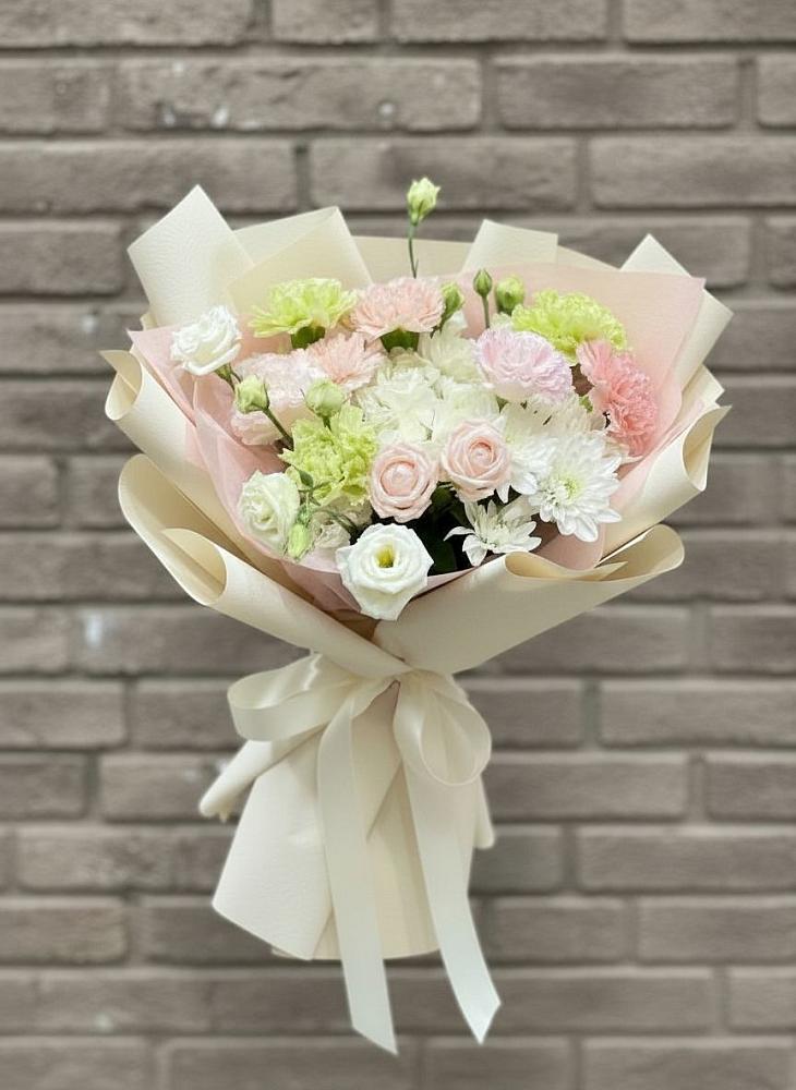 Букет цветов из: Гвоздики, Розы, Лизиантусы и Хризантемы в Молодежном