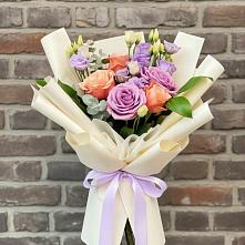 Букет цветов из:  Лизиантусы и Розы в Молодежном
