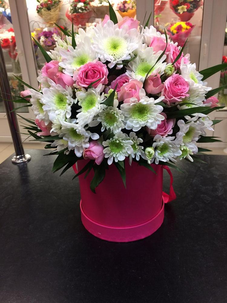 Цветочная композиция из Розы и Хризантемы в шляпной коробке в Молодежном