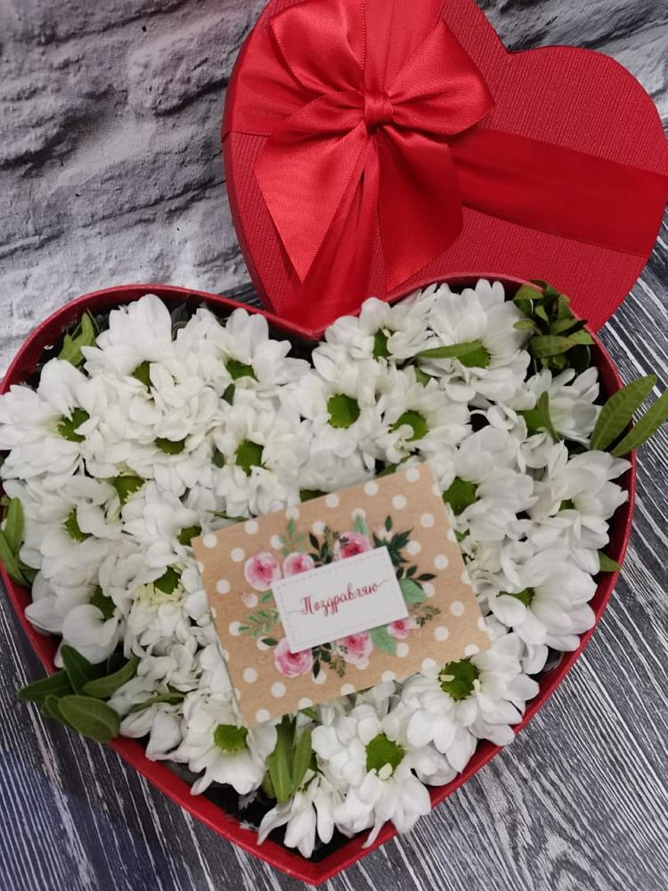 Цветочная композиция из Хризантемы в виде сердца в Молодежном