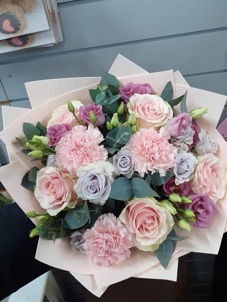 Букет цветов из: Розы, Гвоздики и Лизиантусы в Молодежном