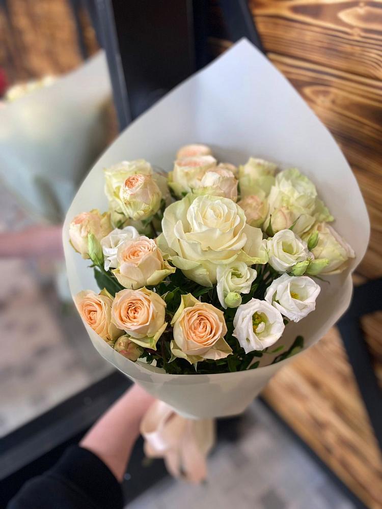 Букет цветов из: Розы и Лизиантусы в Молодежном